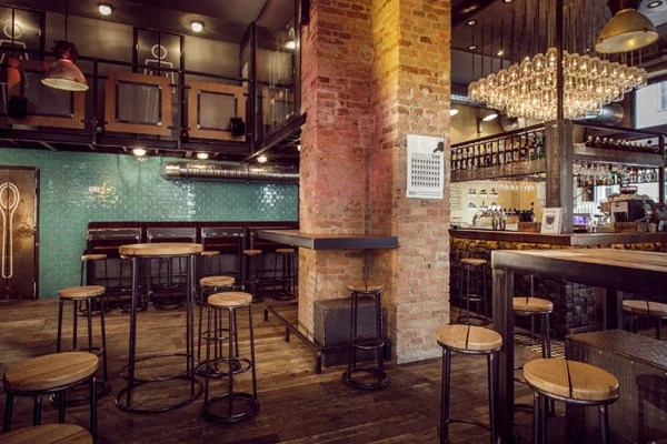 Banqueta tipo taburete de estilo rústico realizada en madera de teca reciclada con acabado envejecido natural. Los Mejores Colores para Bares