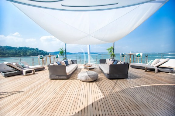 Upper deck