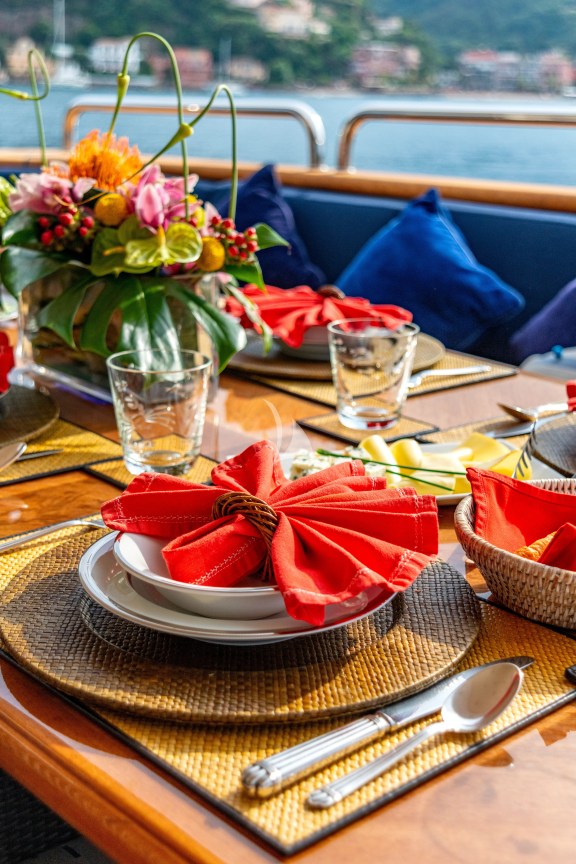 Main Deck Dining Aft - Detail
