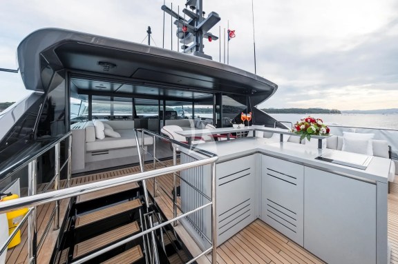 Sundeck bar