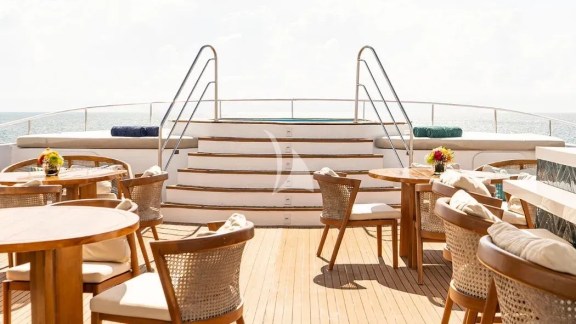 Sun deck dining area with Jacuzzi