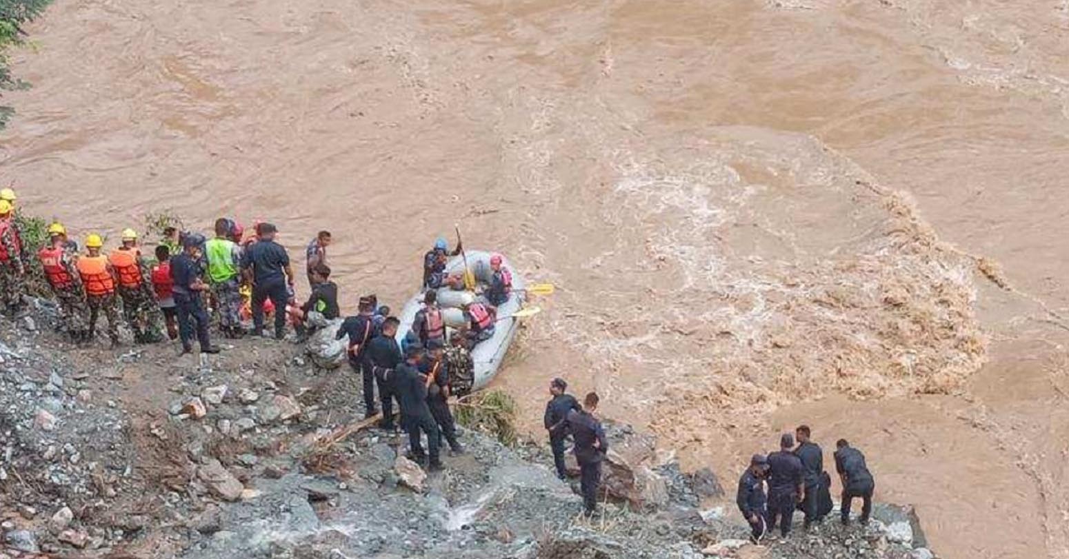 चितवन पहिरो : बेपत्ता बस र यात्रु खोज्न गोताखोर परिचालन