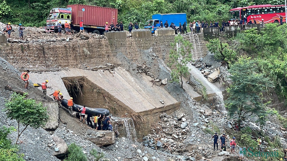 त्रिशूलीमा गाडी खसेर बेपत्ता भएकाहरूको आफन्तलाई नि:शुल्क खाना र बास