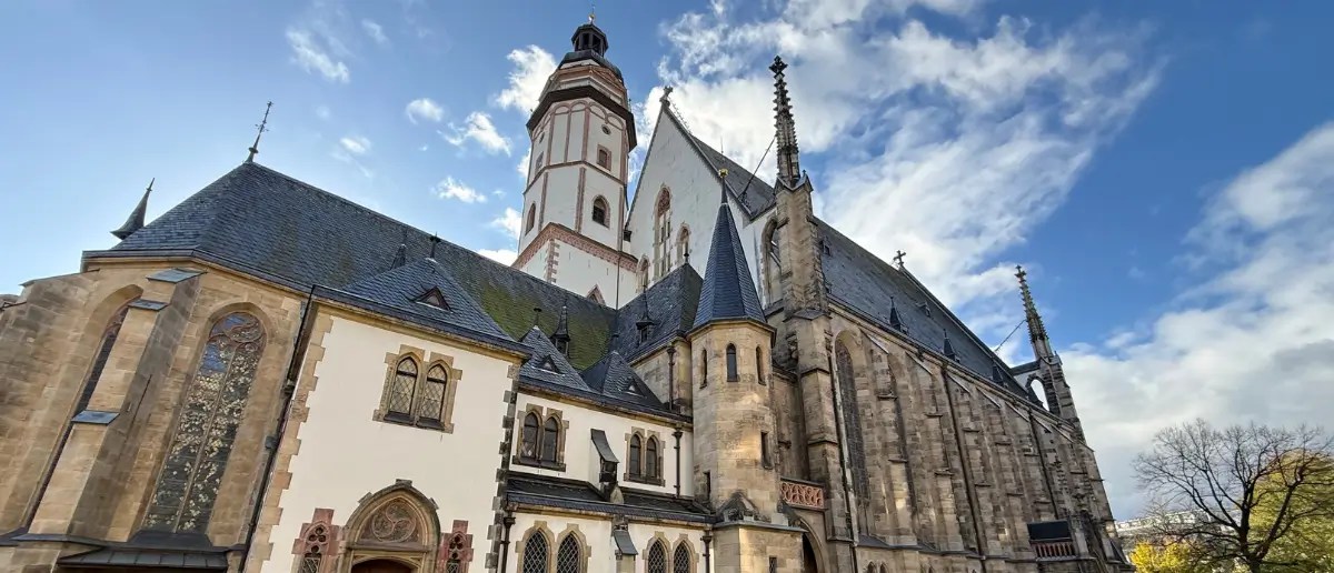 nc3 Pipe organ console with stops