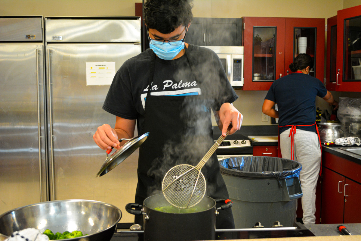 Rams students prepare grab-n-go lunch for staff