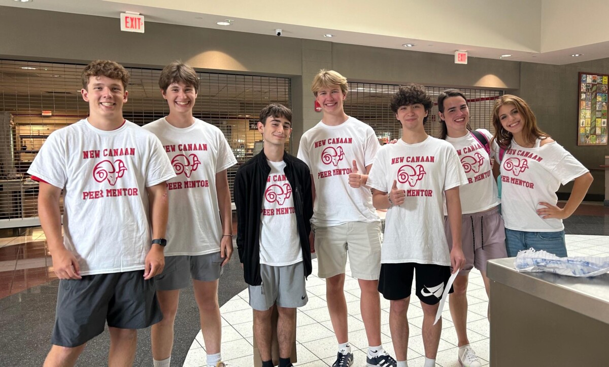 Seniors step up to mentor freshmen as Peer Mentor Program returns