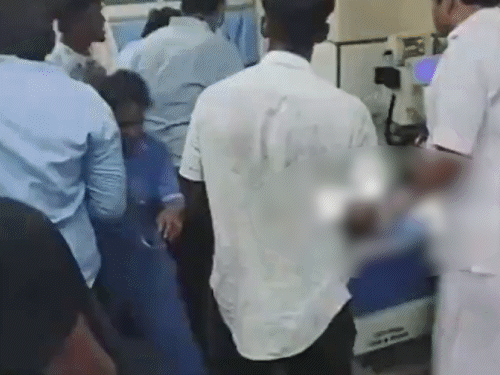 भगदड़ के बाद घायल हुए लोगों को इलाज के लिए पास के अस्पताल ले जाया गया।