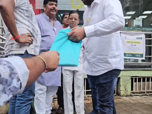 भाजपा कार्यकर्ताओं ने कांग्रेस कार्यकर्ता प्रकाश पागरे को बातचीत करने बुलाया और घेरकर खड़े हो गए।