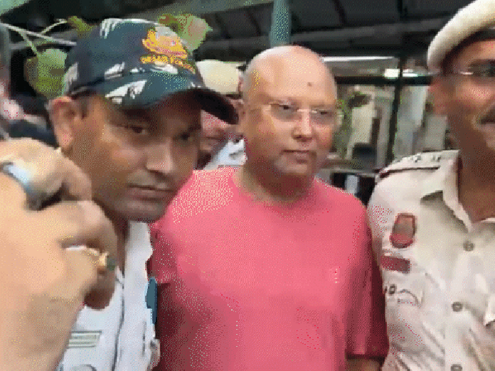 स्वामी चैतन्यानंद को कोर्ट ने 5 दिन की पुलिस रिमांड पर भेजा है। - Dainik Bhaskar