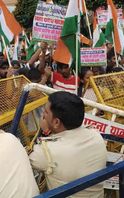 डाकबंगला चौराहे पर बैरिकेडिंग तोड़ने की कोशिश करते अभ्यर्थी।