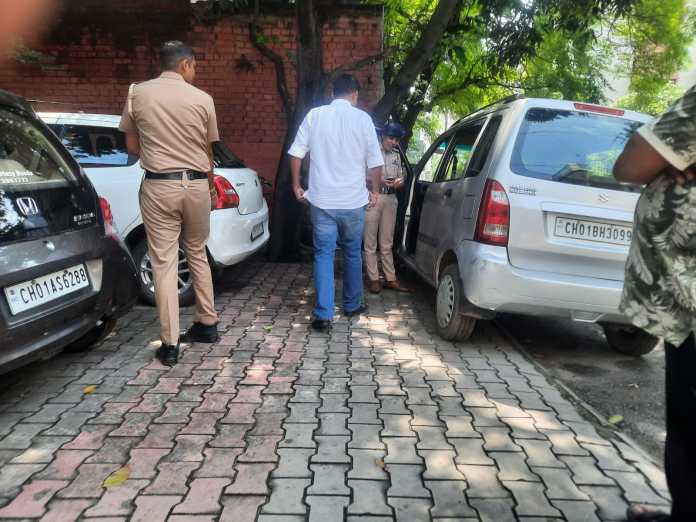 मौके पर पहुंचकर छानबीन करती पुलिस।