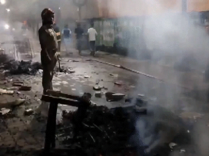 कटक शहर के कई इलाकों में रविवार को हिंसक विरोध-प्रदर्शन हुए। गाड़ियां-दुकानों तक में आग लगा दी। - Dainik Bhaskar