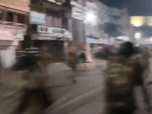 प्रदर्शनकारियों की भीड़ ने पुलिस पर पत्थरबाजी की। उन्हें इलाके से हटाने के लिए दौड़ते पुलिसकर्मी।