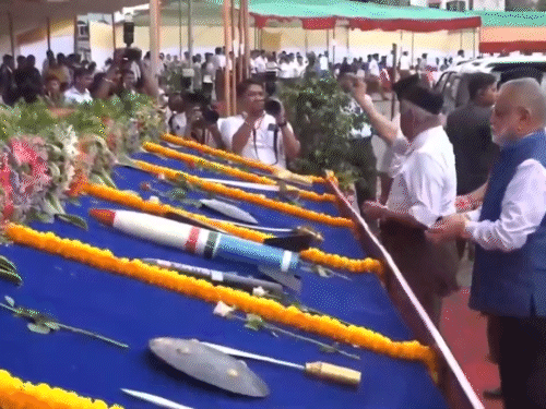 नागपुर में सुबह हुए पथ संचलन के बाद RSS चीफ मोहन भागवत ने शस्त्र पूजा की।