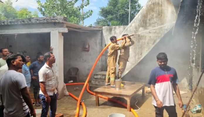 आरोपी ने घर को आग लगा दी। फायर ब्रिगेड की टीम ने मौके पर पहुंचकर आग बुझाई।