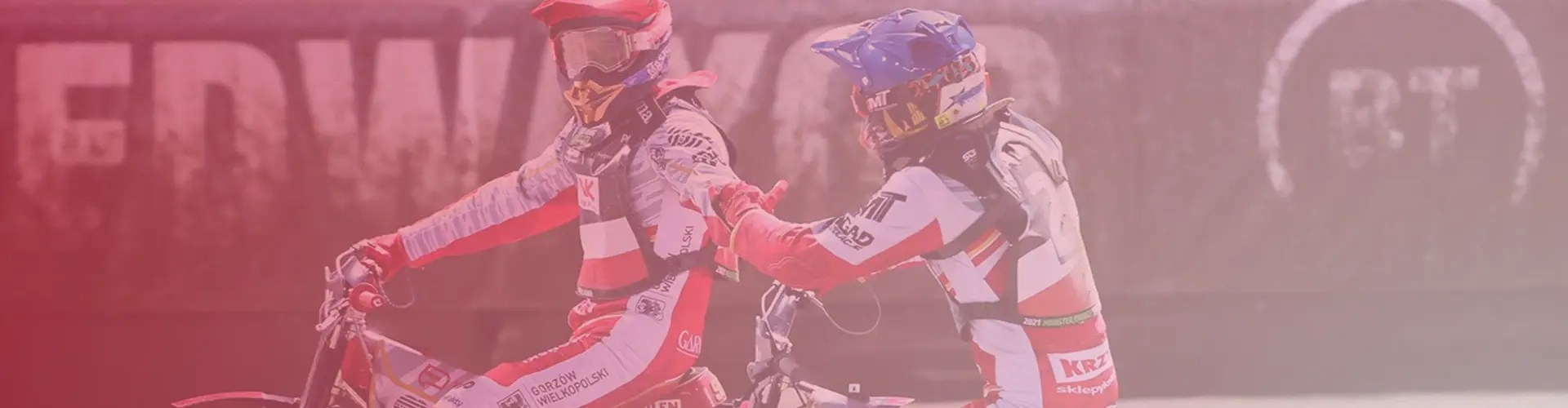To speedwaykørere i konkurrence på banen vist med rødt overlay. Billedet fungerer som header til Team Danmark-casen og illustrerer udvikling af tekniske løsninger med fokus på performance, test, simulering og optimering i sportsmiljøer med høje krav til funktion og ydeevne.