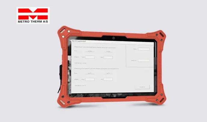 Robust tablet i beskyttende kabinet med teknisk brugergrænseflade vist sammen med Metro Therm-logoet. Billedet indgår i Metro Therm-casen og illustrerer udvikling af digitale værktøjer og tekniske løsninger til installation, service og håndtering af varmepumpesystemer.