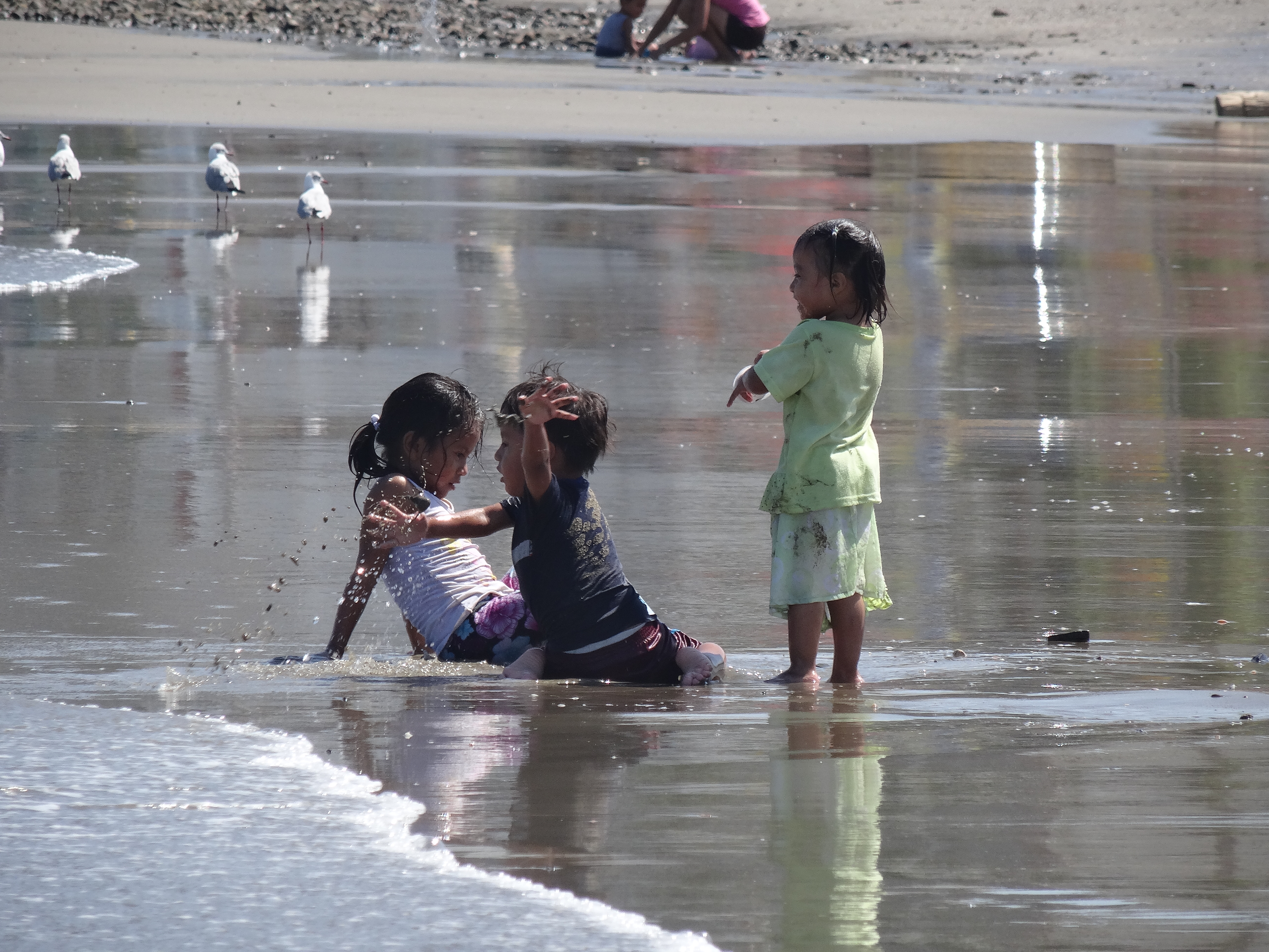 Playas, enfants jouant dans le sable
