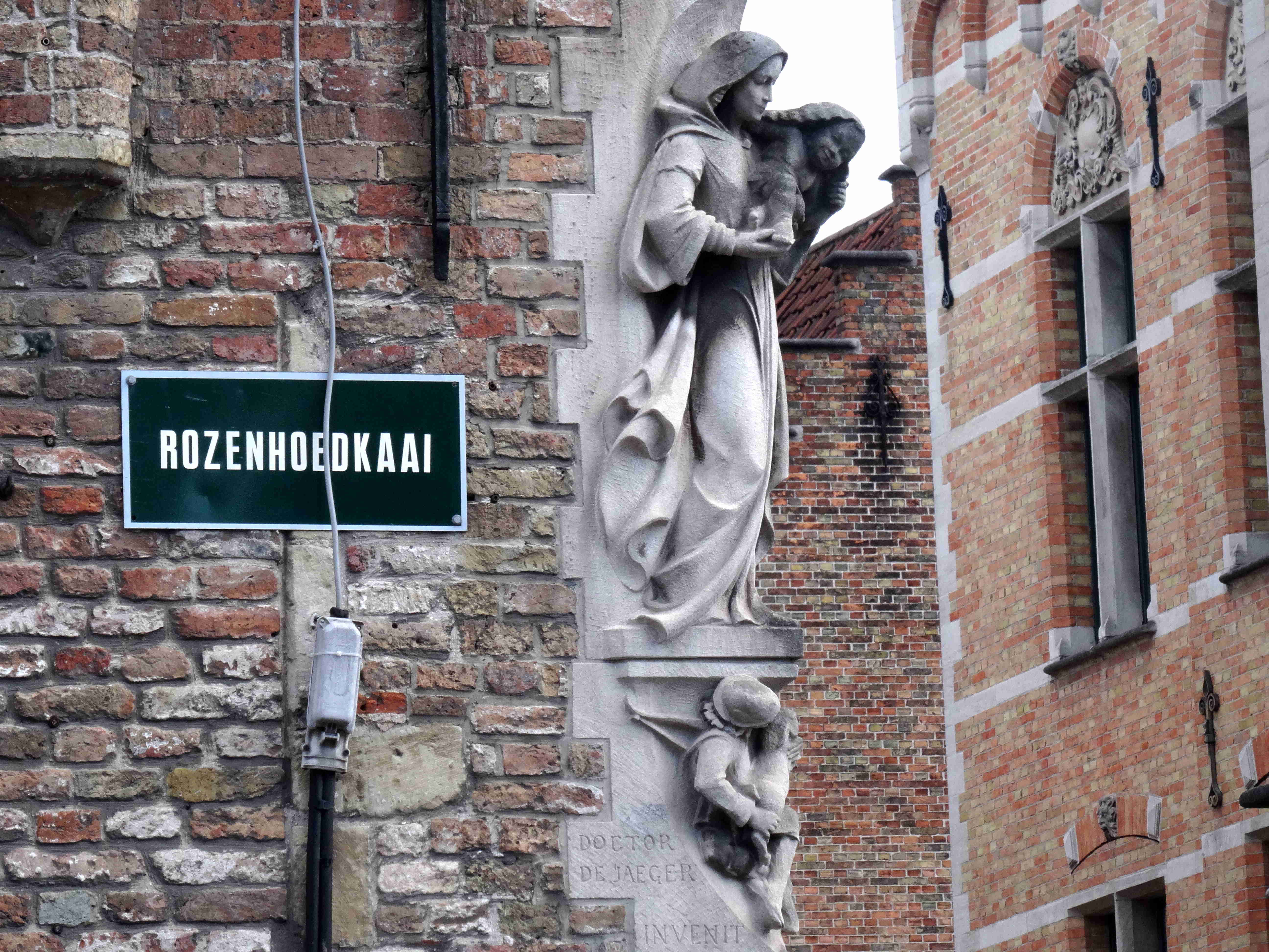 Statue aux angles des rues