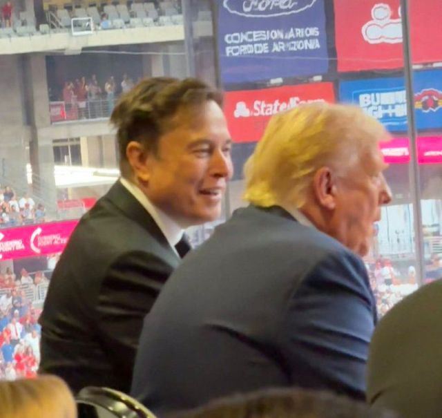 Trump y Musk se reencuentran entre apretones de manos y palabras en el homenaje a Charlie Kirk 6 Trump%20y%20Musk