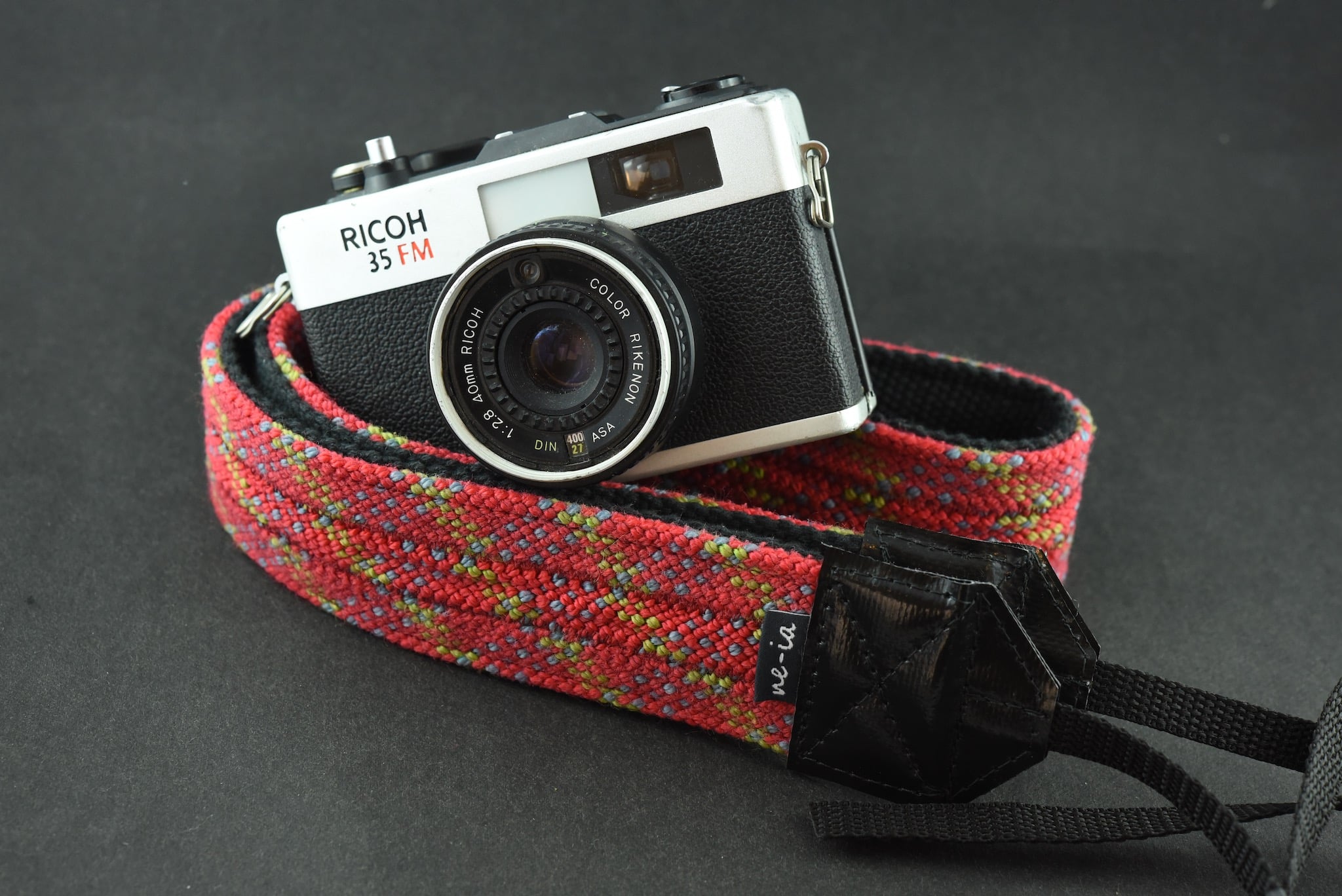 Kameraband breit rot – camera strap wide – ne-ia