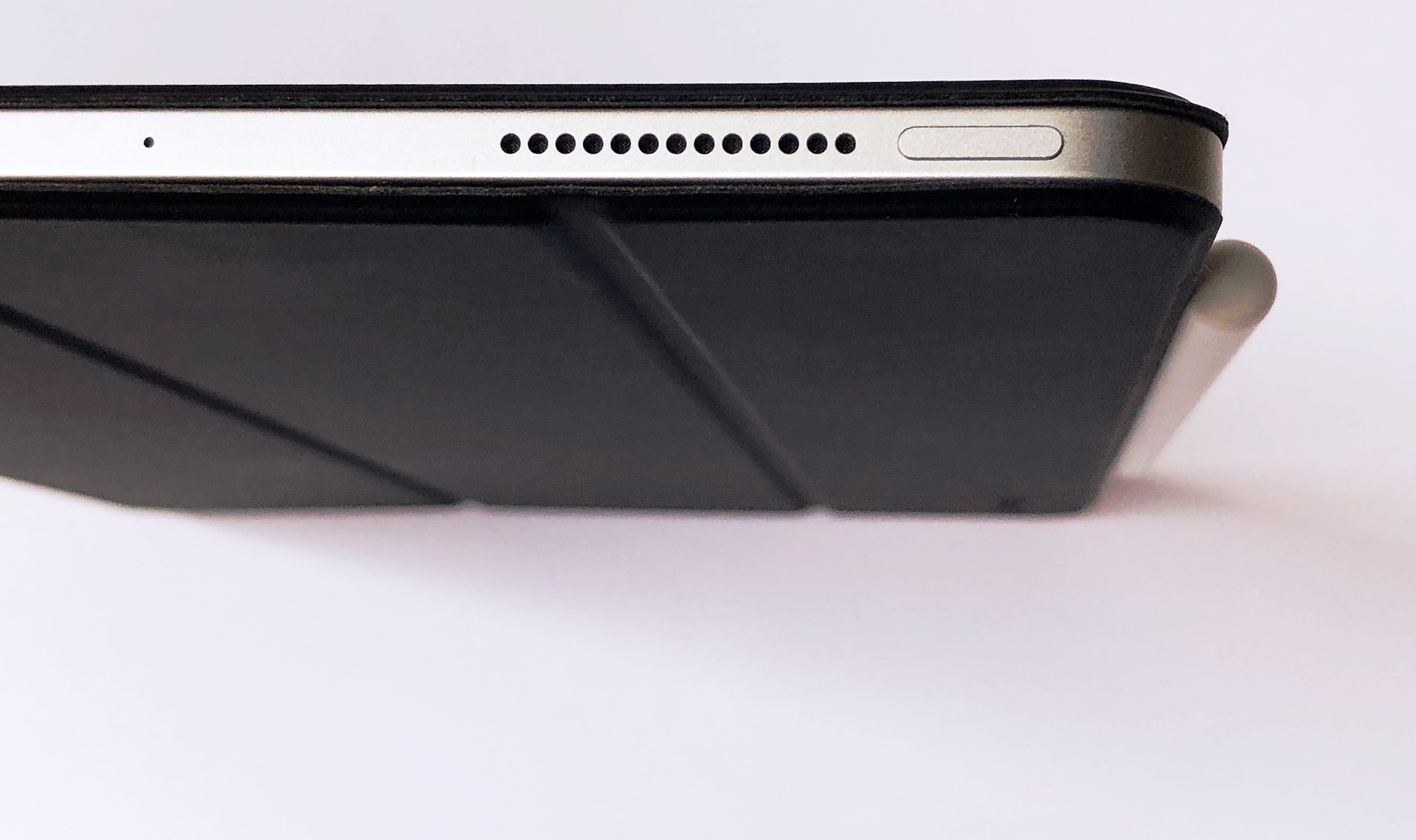 内蔵マグネットで取り付け簡単！「Ztotop 11インチiPad Pro向け三