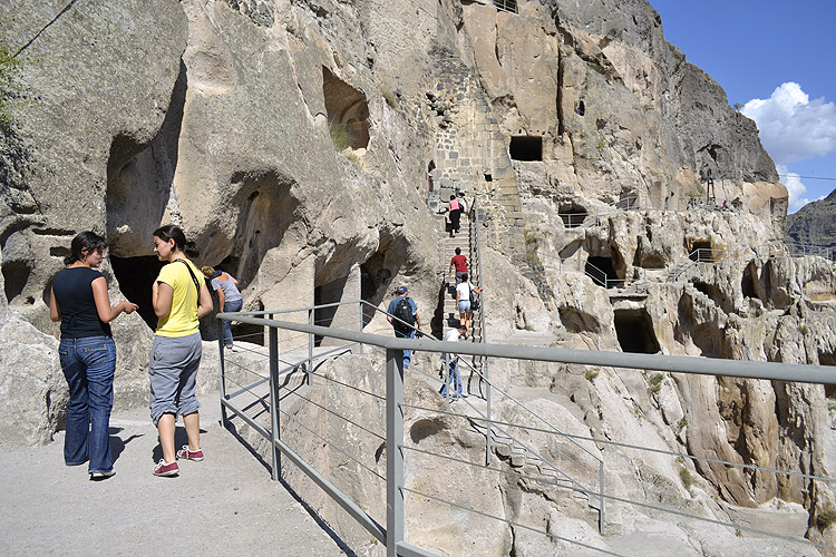 Двухдневная экскурсия к источнику боржоми, в крепость рабат и пещерный город вардзия из батуми и кобулети начнётся наша двухдневная экскурсия с посещения. Vardziya Peshernyj Gorod Eliza Buishvili