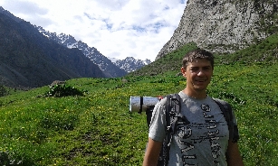 Вы идете по горной тропинке по склону горы, и перед вами открывается глубокое ущелье с этим уникальным водопадом. Gidy V Bishkeke