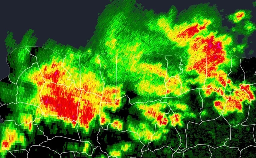 Fuertes lluvias ponen a 12 municipios bajo advertencia de inundaciones; vientos podrían alcanzar 40 mph