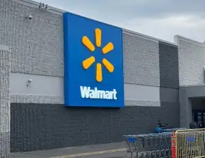Asaltan hombre en estacionamiento de tienda Walmart