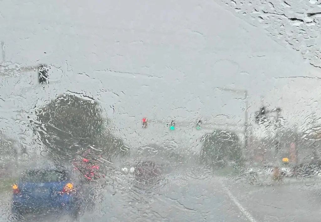 Fuertes lluvias provocan advertencias de inundaciones en varios municipios