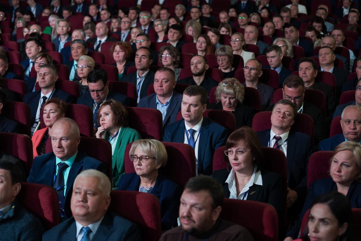 В Хабаровске завели «Разговоры о важном для взрослых». Скоро такие политинформации будут проводить по всей России