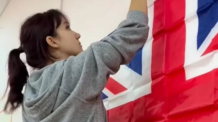 Учительнице английского в Калининграде угрожают ветеранами СВО за флаг