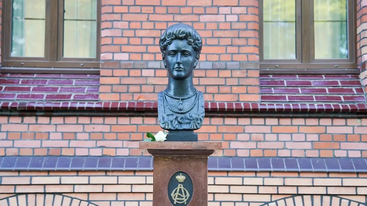 Николай II снова в моде: в Гусеве открыли еще один памятник императору и его жене