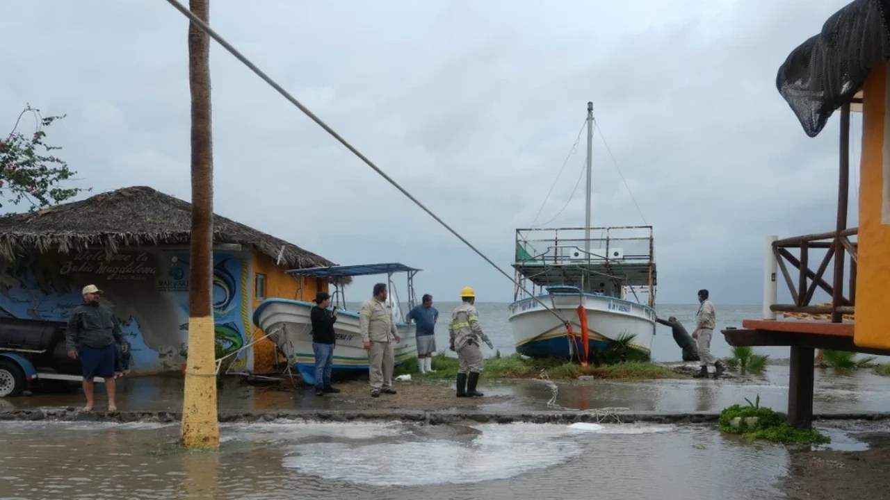 மெக்சிகோவின் பாஜா கலிபோர்னியா கடற்கரையில் புயல் மேகங்கள்