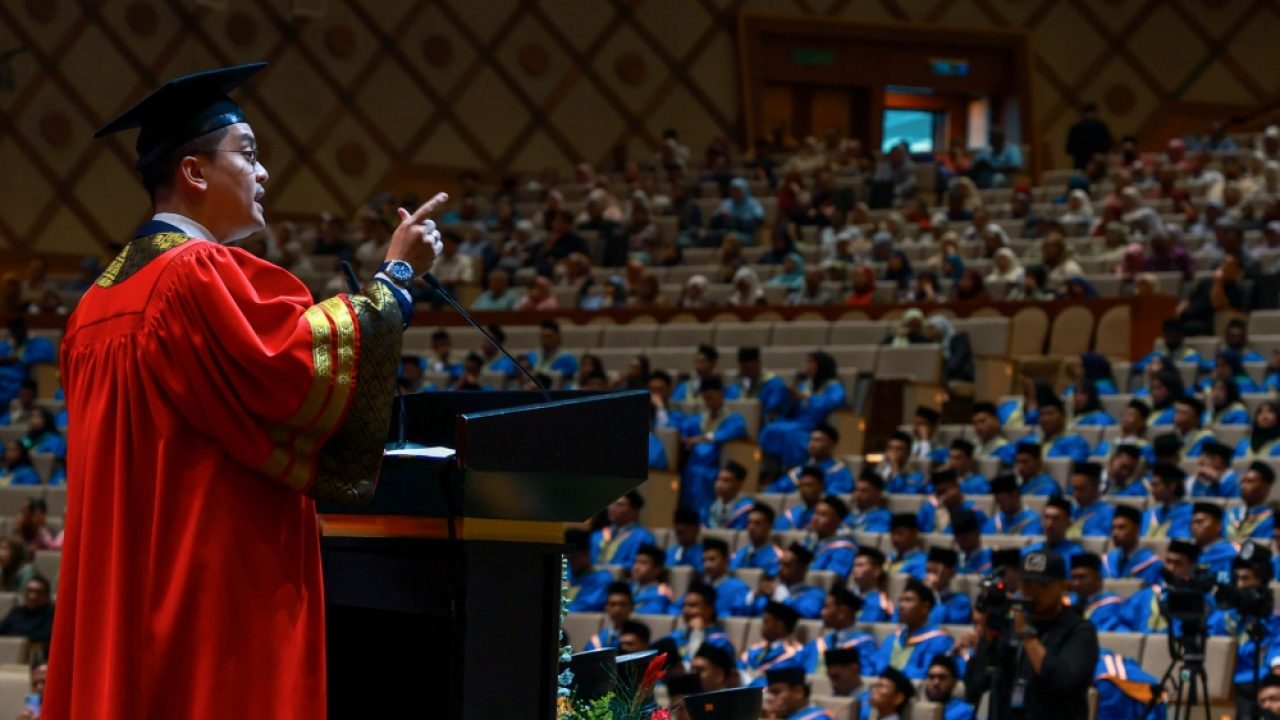 மலேசியாவில் TVET பட்டமளிப்பு விழாவில் சான்றிதழ் பெறும் பட்டதாரிகள்