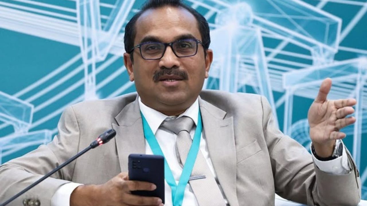 இலங்கையில் சாலை தகுதிச் சோதனைக்கு உட்படுத்தப்படும் பயணிகள் பேருந்து