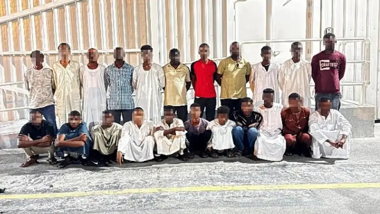 துபாய் நகரின் பரபரப்பான சாலையில் போக்குவரத்து காட்சி