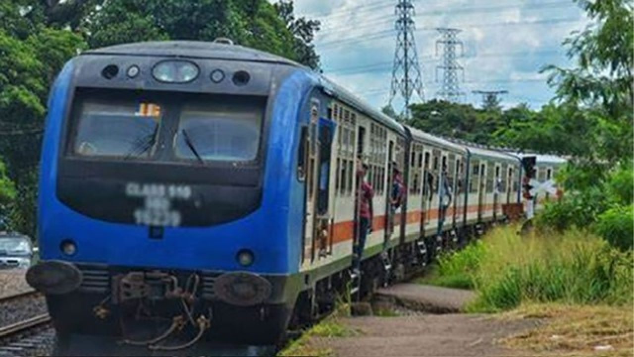 இலங்கை ரயில்வே பணிமனையில் நிறுத்தப்பட்டுள்ள ரயில் இன்ஜின்கள்