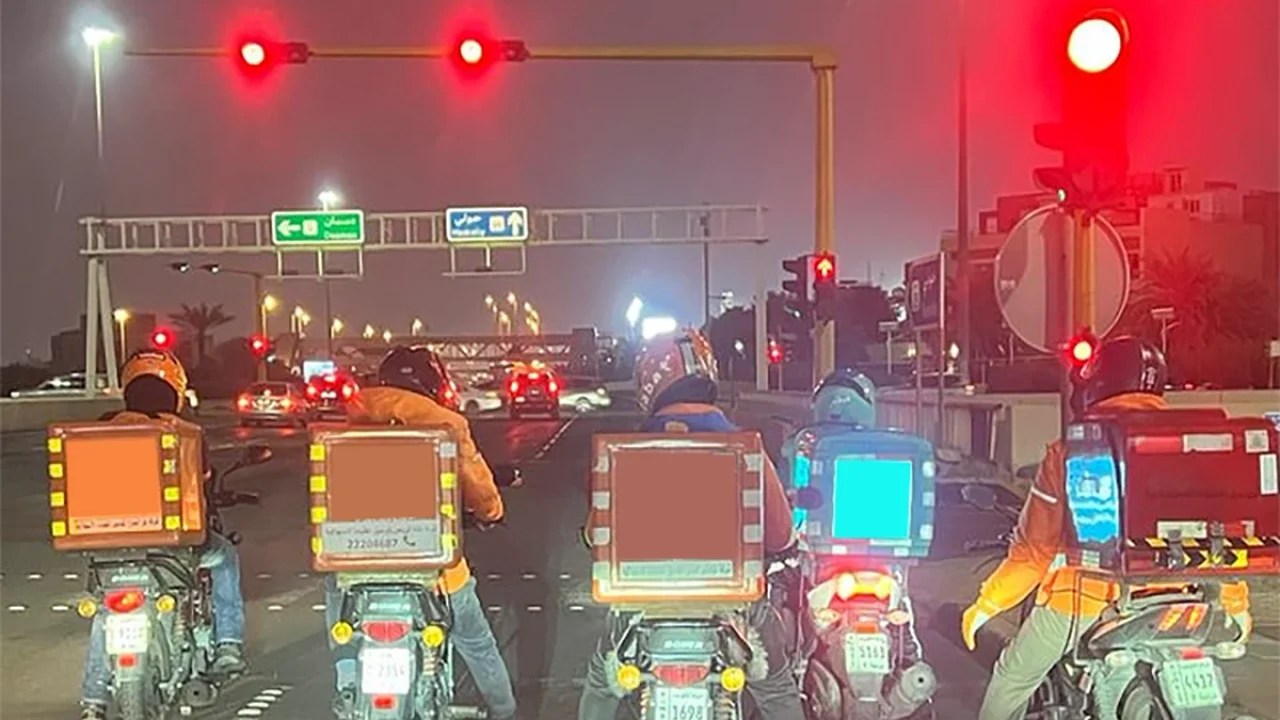 குவைத் நகர சாலையில் டெலிவரி மோட்டார் சைக்கிள் பயணிக்கும் காட்சி
