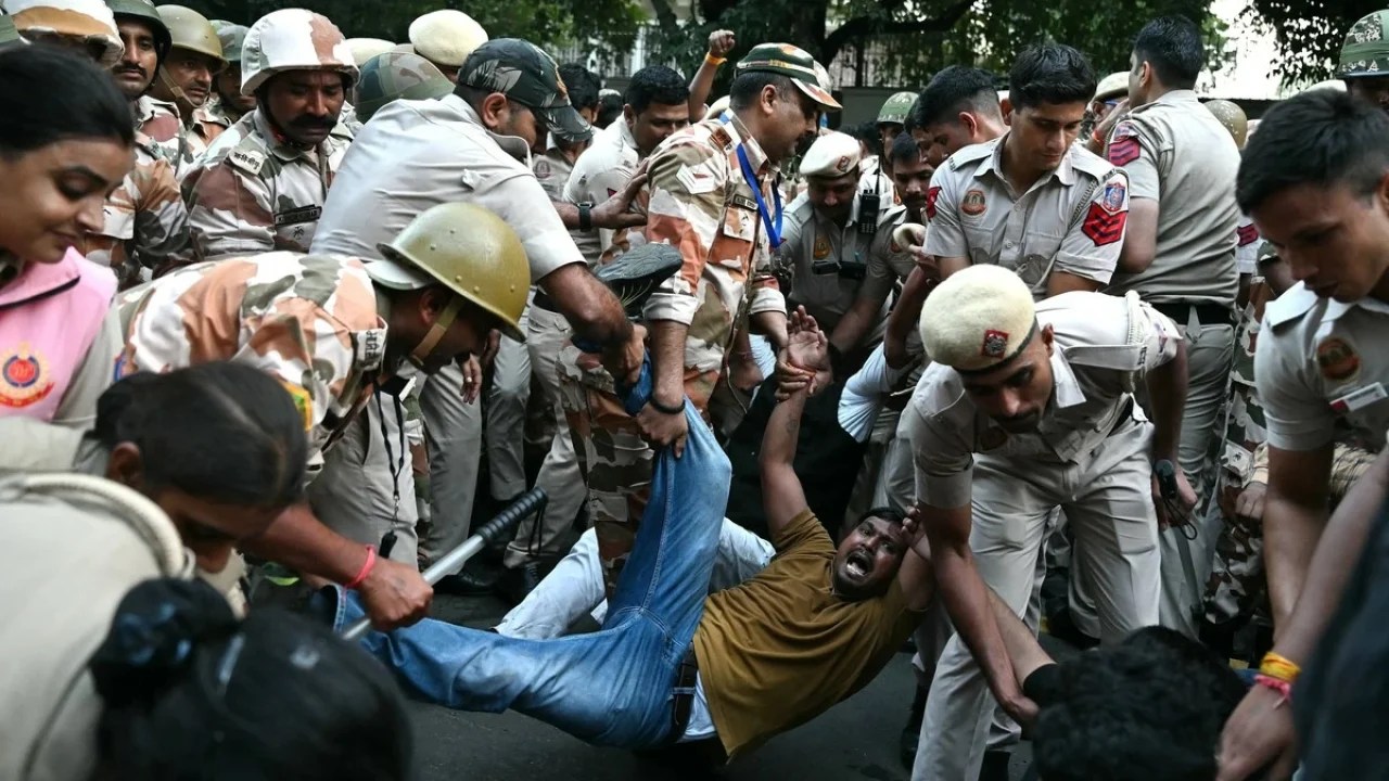 புதுடெல்லி சாலையில் அமைக்கப்பட்டுள்ள காவல் தடுப்புகள்