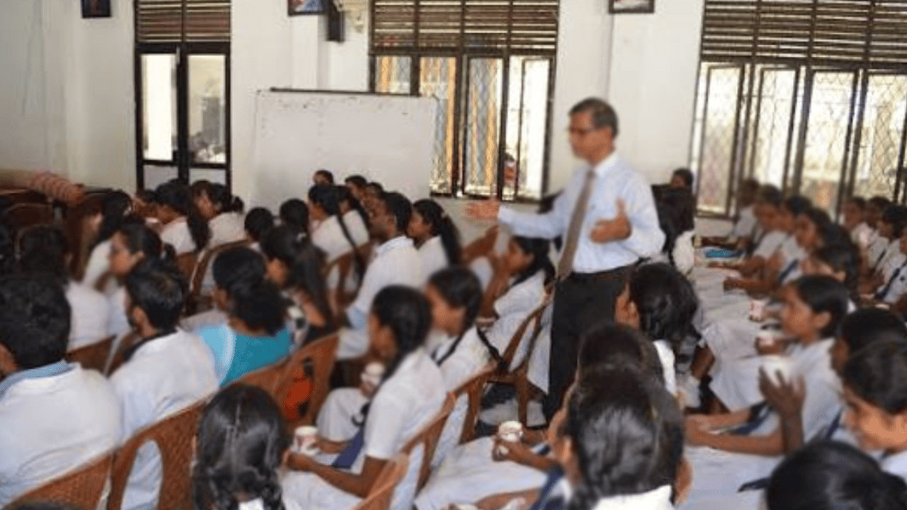 இலங்கையின் கல்வி மறுசீரமைப்பு தொடர்பான பள்ளி வகுப்பறை காட்சி