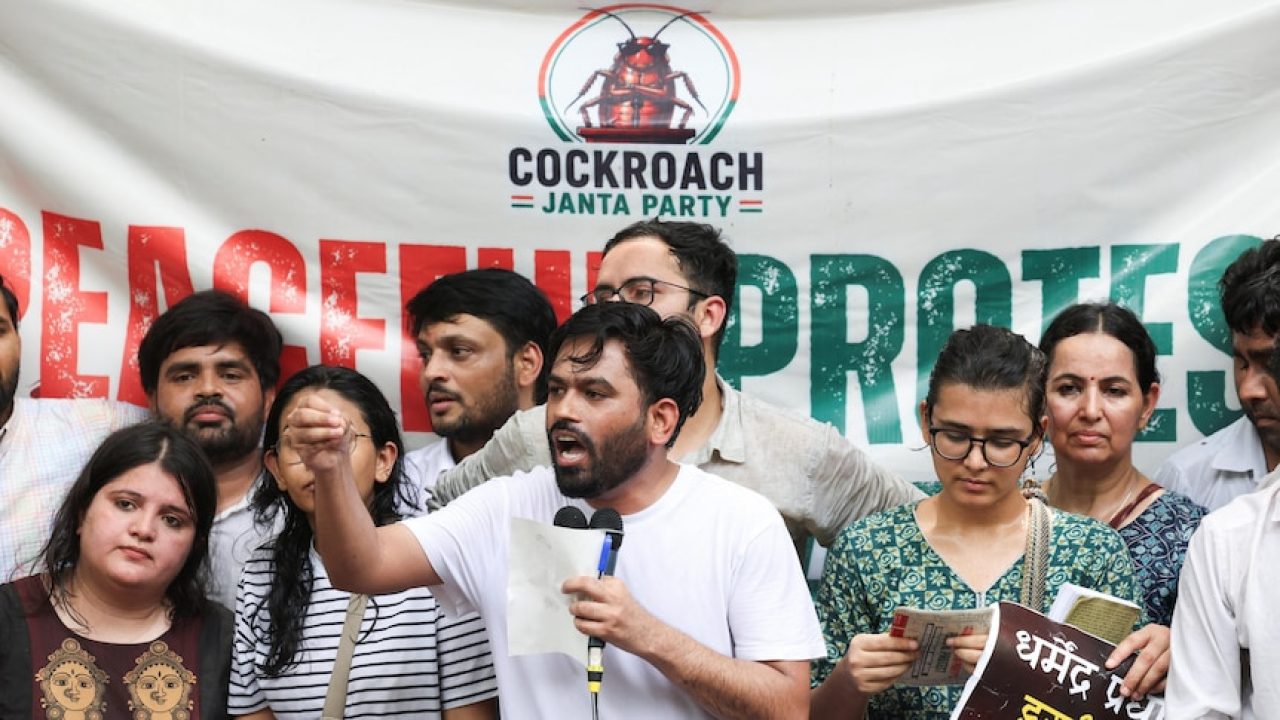 புதுடெல்லியில் போராட்டப் பகுதிக்குச் செல்லும் சாலையில் பாதுகாப்புத் தடுப்புகள்