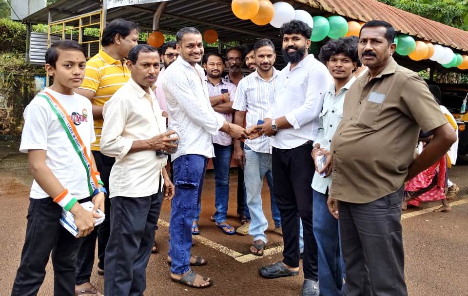 ಅರಸಿನಮಕ್ಕಿ: ನವಶಕ್ತಿ ಆಟೋ ಚಾಲಕರ ಸಂಘದಿಂದ ವಿದ್ಯಾರ್ಥಿಗಳಿಗೆ ಪೆನ್ನು, ಸಿಹಿ ವಿತರಣೆ