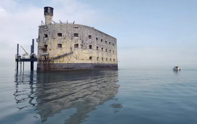 🇫🇷 La production de “Fort Boyard » en deuil: un membre de l’équipe perd la vie dans un accident