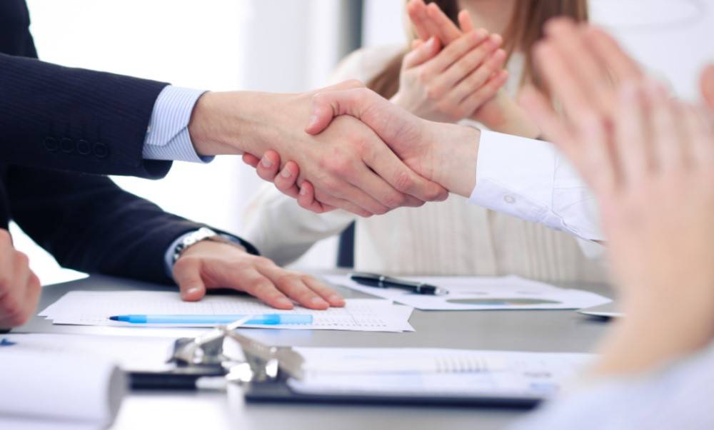 it support vendor MSP shaking hands with SMB client