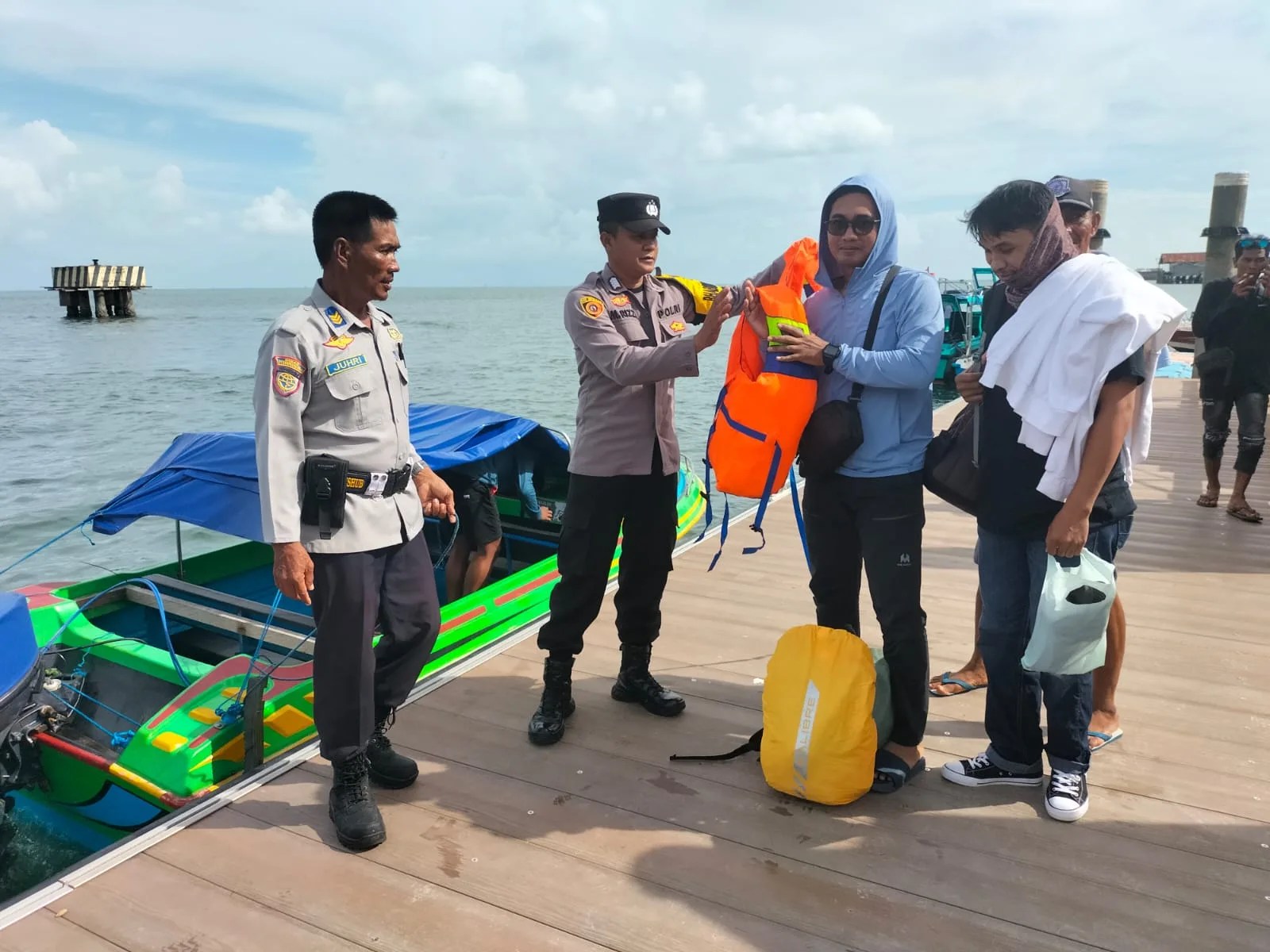 Membeludak kunjungan wisatawan pasca libur panjang idul Fitri disejumlah tempat wisata di Berau. Ribuan wisatawan padati pulau Derawan