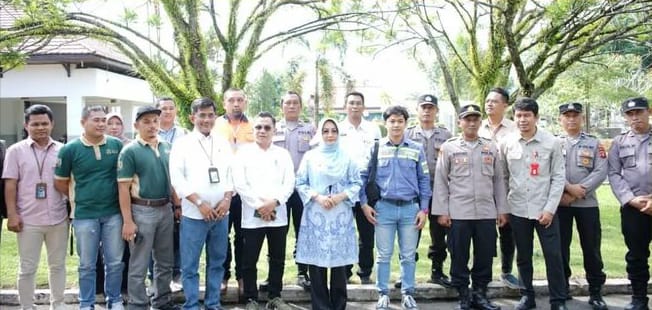 Peringatan hari buruh sedunia, Sri juniarsih tekankan Perusahaan agar Serap Tenaga Kerja Lokal. Stop Ambil Tenaga Kerja Dari Luar Daerah, Khususnya Tenaga Lokal Disekitar Perusahaan.