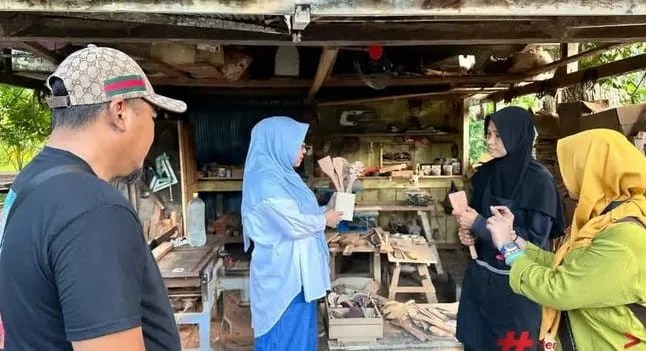 Ketua Dekranasda Kabupaten Berau, Sri Aslinda Gamalis Melihat Langsung Potensi Ekonomi Kreatif di Wilayah Pesisir Selatan.