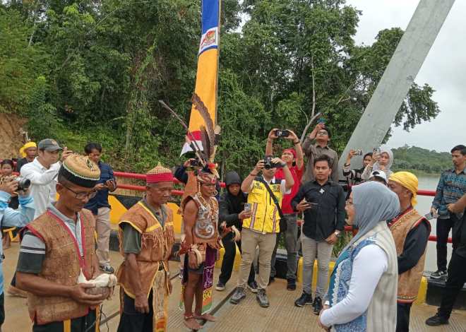 Resmikan Jembatan Kelay VII Kampung Inaran Sekaligus Pelaksanaan Festival Budaya Adalah Bukti Pemkab Berau Dalam Melestarikan Seni Budaya Dan Meningkatkan Infrastruktur Di Perkampungan.